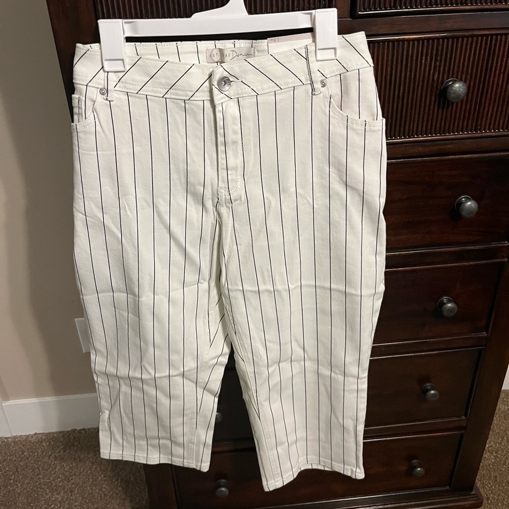 NEW Size 18 est 1946 Denim Cropped Capris. Off white with black pin stripes.